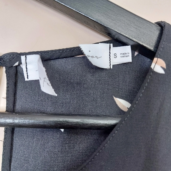 All in Favor faux wrap sleeveless blouse side slits back zip and keyhole back - Picture 5 of 8